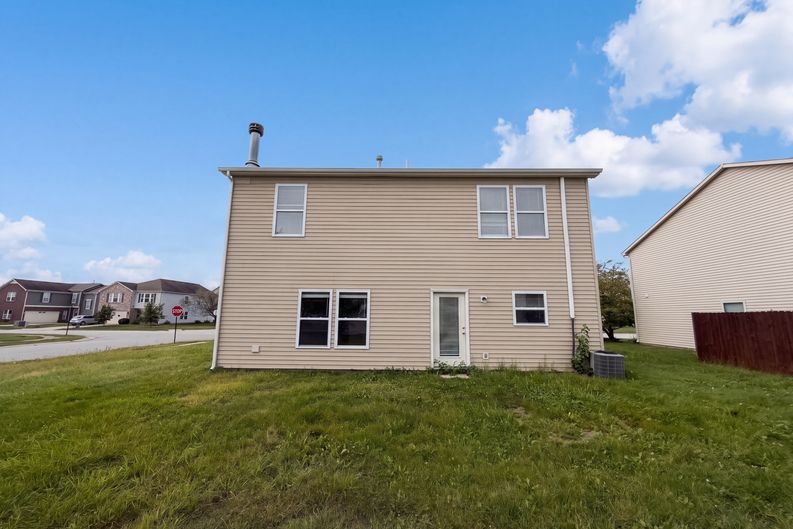 Photo 5 of 22 of 6611 Branches Dr, Brownsburg, IN