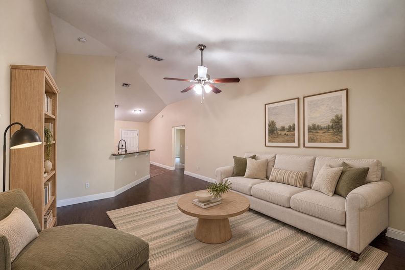 Photo 3 of 23 of 33137 Irongate Dr, Leesburg, FL