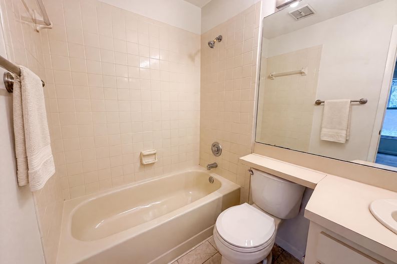 Photo 12 of 18 of 8613 Cottonway Ln, Tampa, FL
