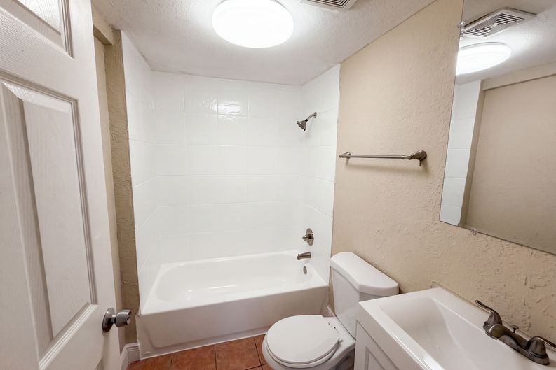 Photo 14 of 23 of 1506 W 16th St, Sanford, FL