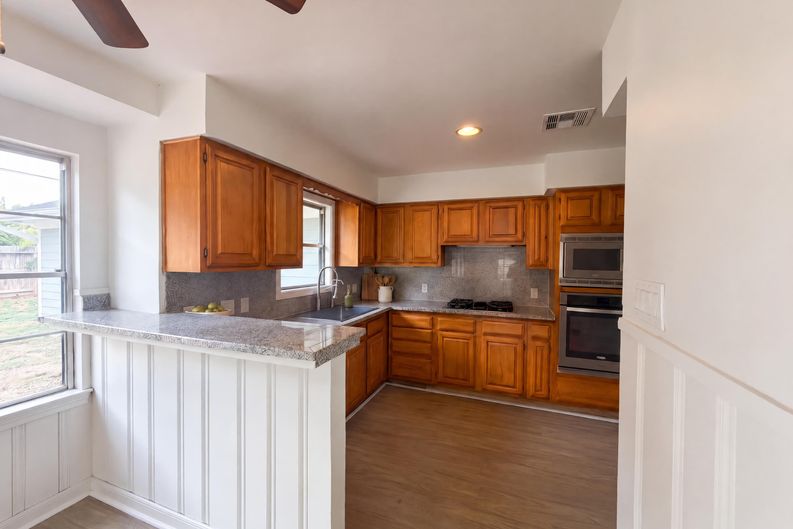 Photo 9 of 29 of 3026 Deal St, Houston, TX