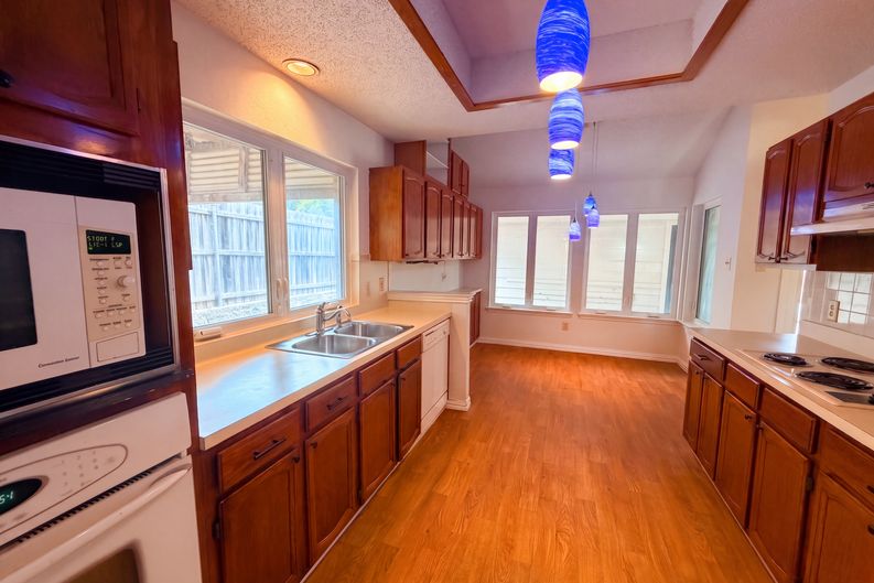 Photo 10 of 20 of 301 Hillside Ct, Garland, TX