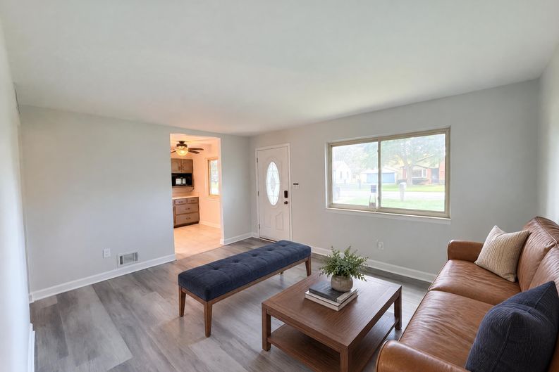 Photo 3 of 17 of 16108 Ziegler St, Taylor, MI