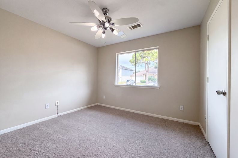 Photo 12 of 19 of 3419 Foursome Ln, Sugar Land, TX