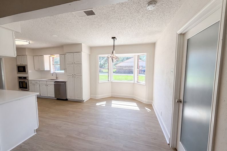 Photo 7 of 18 of 5917 Raza Rd, Pearland, TX