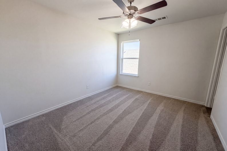 Photo 9 of 21 of 1713 Blue Jay Dr, Ennis, TX