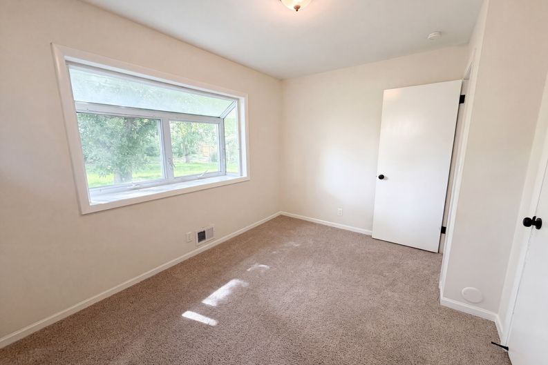 Photo 11 of 27 of 2591 Aldine St, Roseville, MN