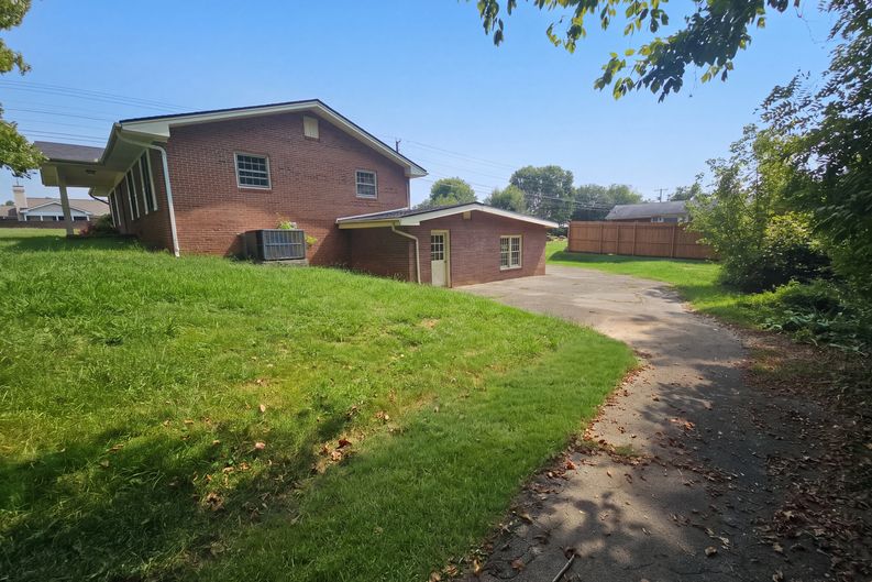 Photo 5 of 16 of 1001 Stanbery Cir, Greeneville, TN
