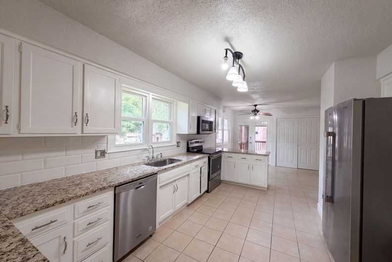 Photo 6 of 39 of 14224 S Raintree Dr, Olathe, KS