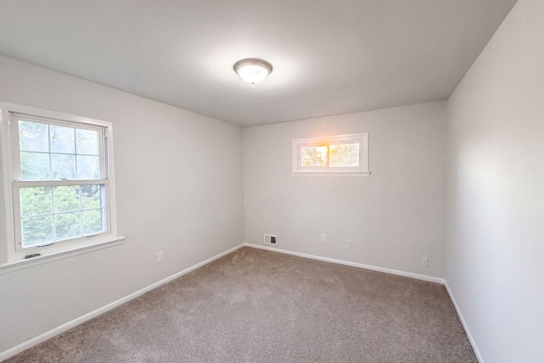 Photo 4 of 28 of 662 Herndon Pkwy, Herndon, VA