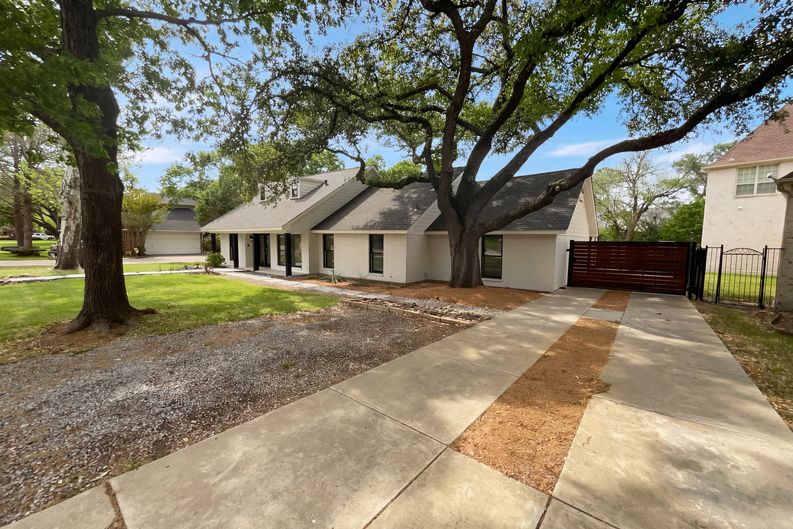 Photo 6 of 24 of 7121 Winding Creek Rd, Dallas, TX