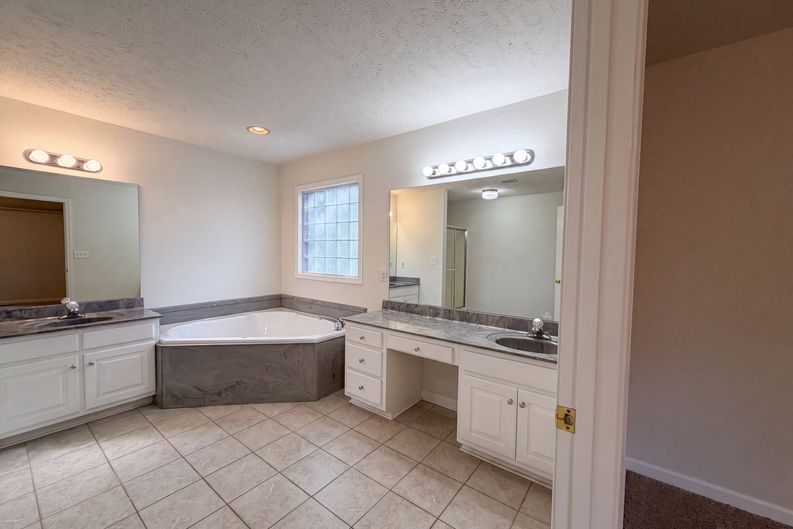 Photo 17 of 27 of 807 W Thompson Ln, Murfreesboro, TN