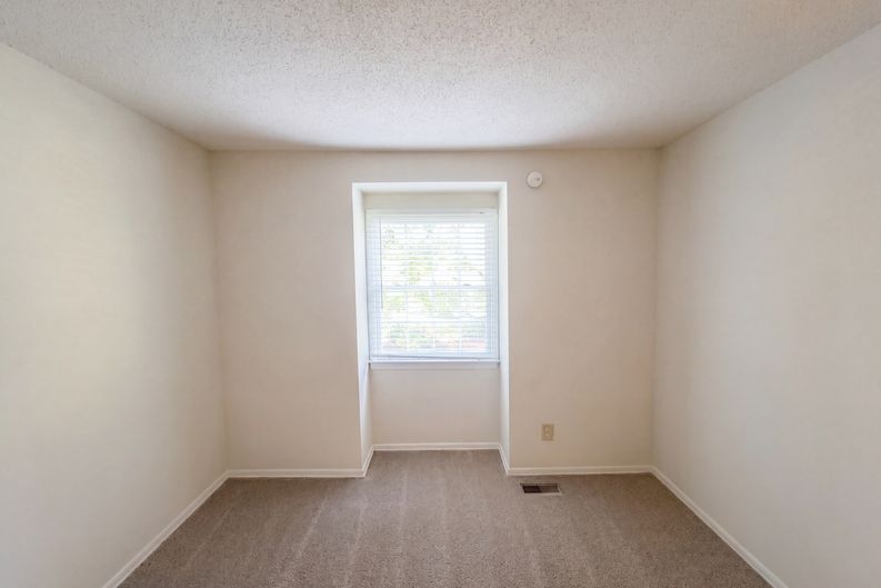 Photo 11 of 21 of 3229 Regents Park Ln, Greensboro, NC