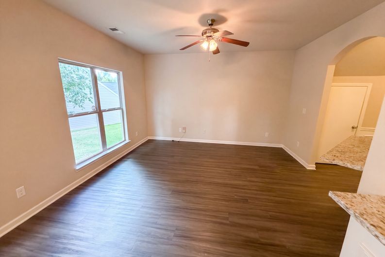 Photo 4 of 23 of 4473 Ravenwood Dr, Union City, GA