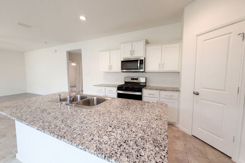 Photo 6 of 16 of 13592 Gunsmoke Ln, Cresson, TX