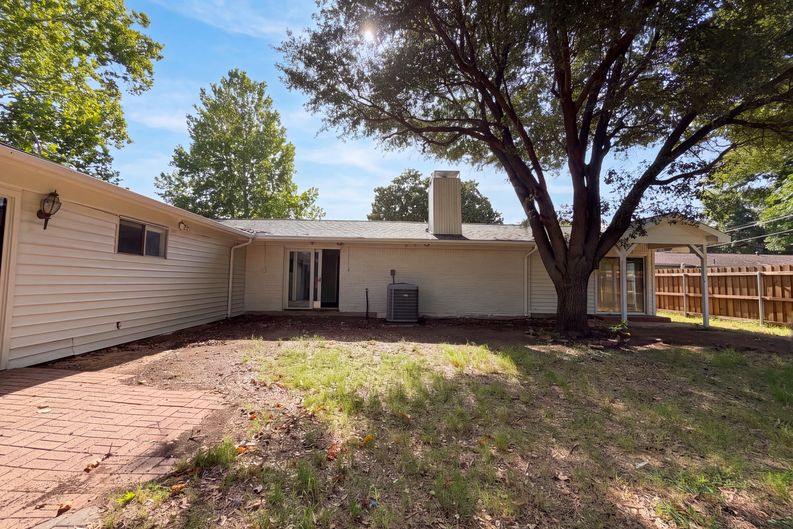 Photo 5 of 24 of 725 Ridgecrest Dr, Irving, TX