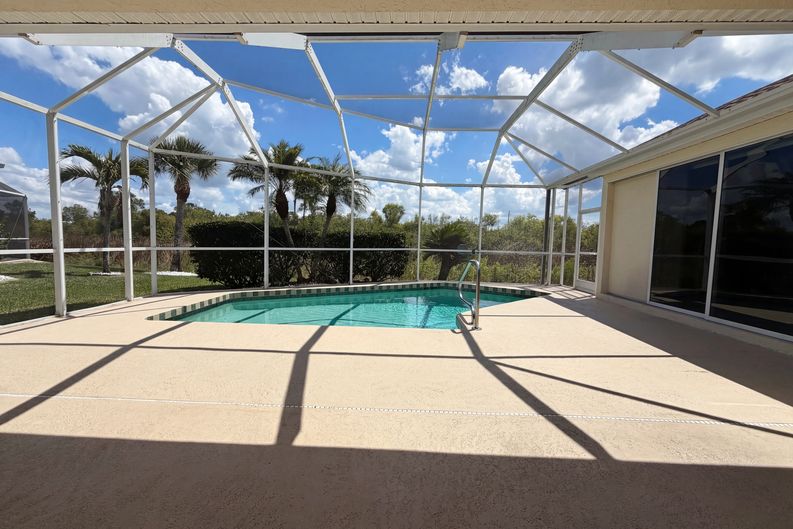 Photo 26 of 32 of 12567 SW Pembroke Cir N, Lake Suzy, FL