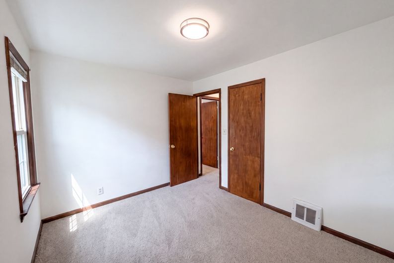 Photo 4 of 24 of 971 Learidge Rd, Cleveland, OH
