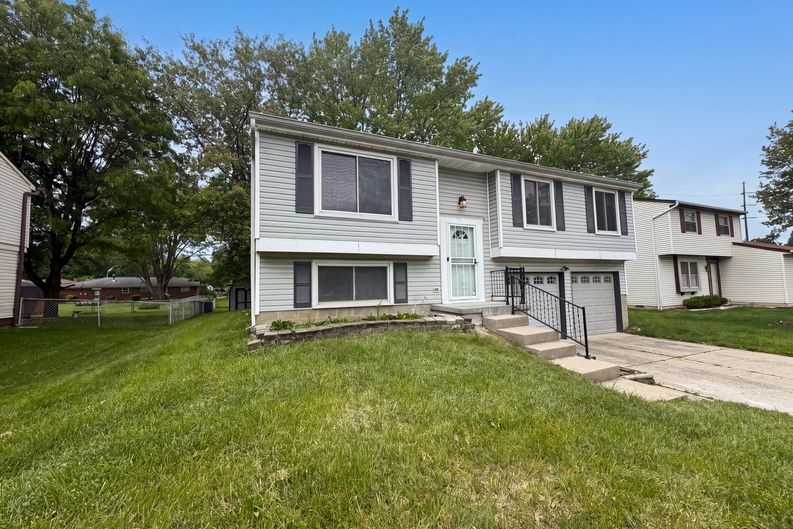 Photo 14 of 18 of 918 Bremerton Dr, Indianapolis, IN
