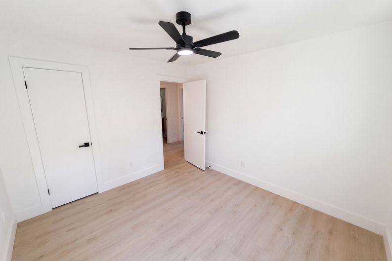 Photo 13 of 23 of 4200 Abbeydale Dr, Charlotte, NC