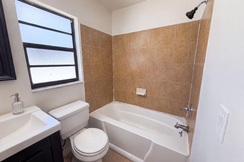 Photo 11 of 17 of 9507 Letterstone Ct, Tampa, FL