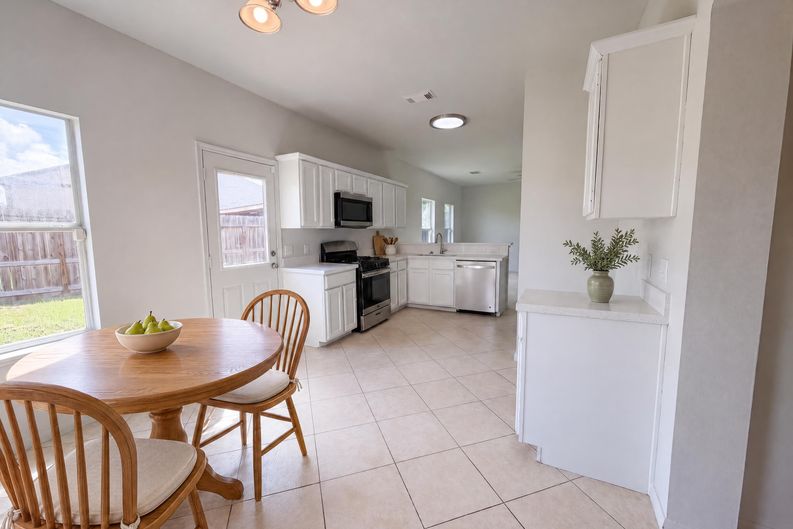Photo 9 of 21 of 3911 Teal Vista Ct, Fresno, TX