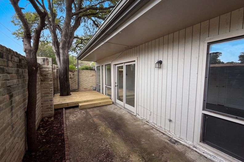 Photo 5 of 17 of 6302 Elder Grove Dr, Dallas, TX