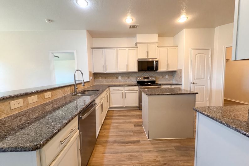 Photo 8 of 17 of 5591 Coventry Dr, Prosper, TX
