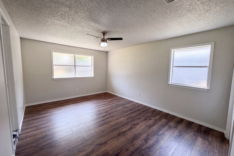 Photo 16 of 25 of 2136 Mountainview Dr, Hurst, TX