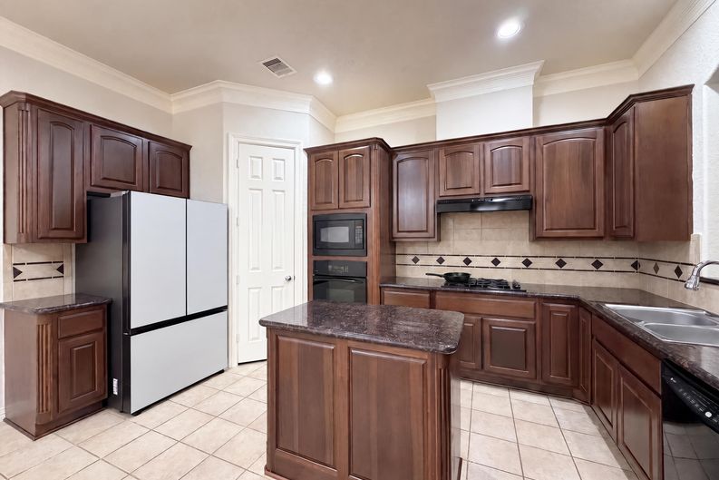 Photo 6 of 21 of 2942 Royal Oaks Crst, Houston, TX