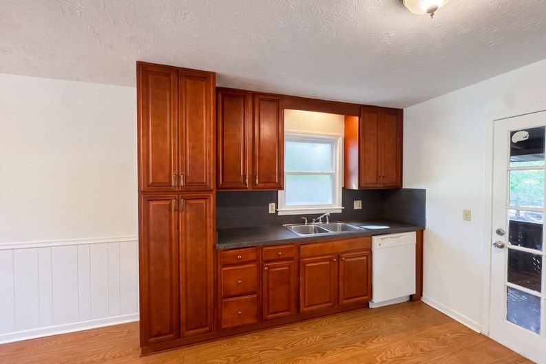 Photo 7 of 24 of 207 Mayflower Dr, Woodstock, GA