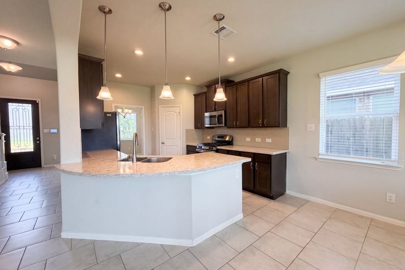 Photo 10 of 22 of 222 Ashley Way, Alvin, TX