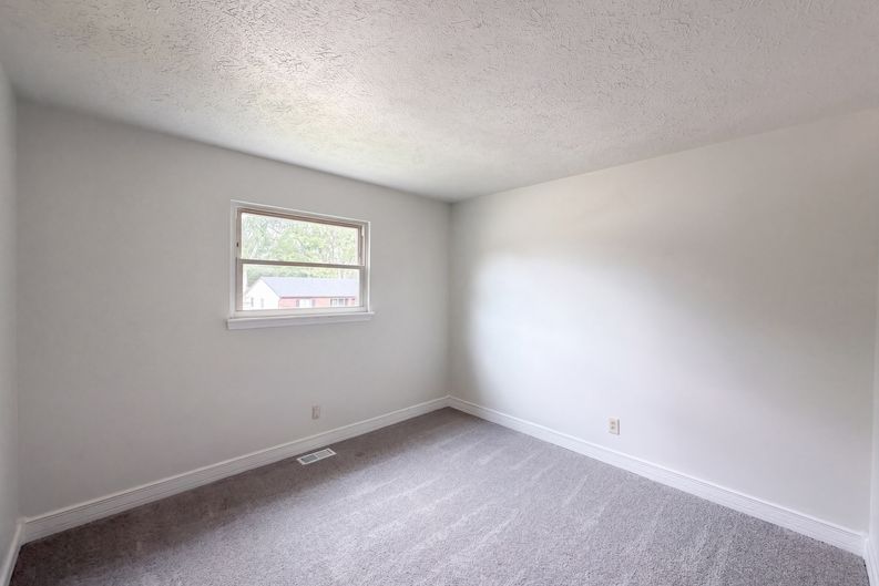 Photo 4 of 20 of 7533 Ardwell Dr, Indianapolis, IN