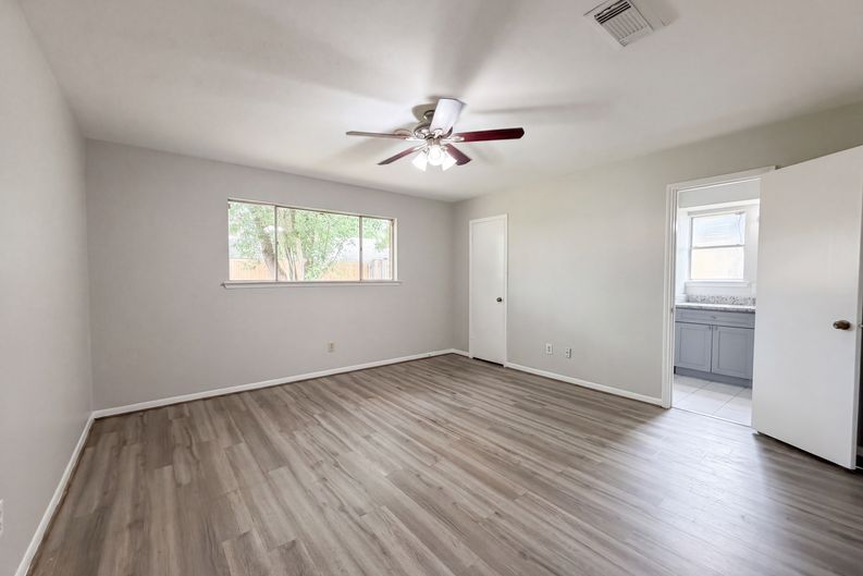 Photo 4 of 19 of 9606 Ballin David Dr, Spring, TX