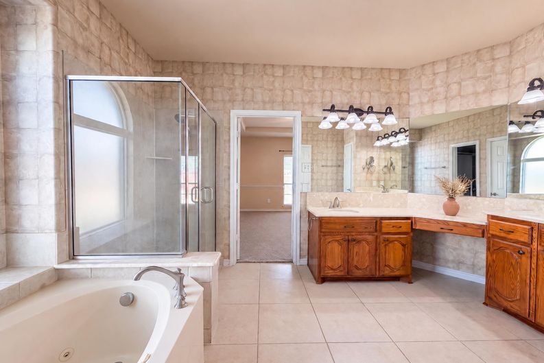 Photo 13 of 29 of 409 Lone Oak Ct, Kennedale, TX