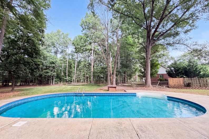 Photo 22 of 25 of 608 Amanda Dr, Matthews, NC