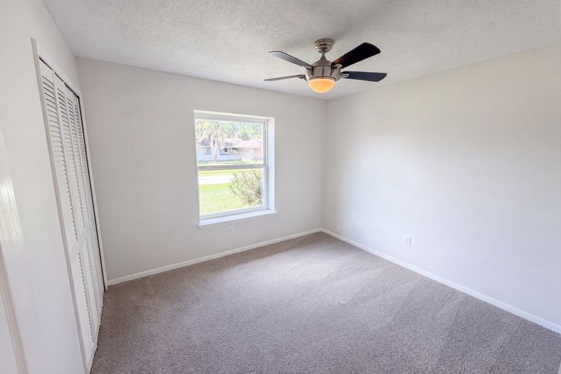 Photo 15 of 28 of 1061 Hunt St NW, Palm Bay, FL