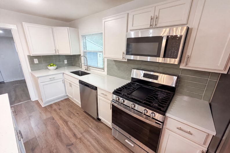 Photo 8 of 25 of 2225 Misty Ln SE, Smyrna, GA