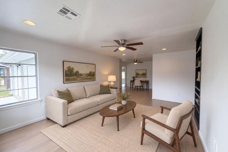 Photo 11 of 29 of 3026 Deal St, Houston, TX
