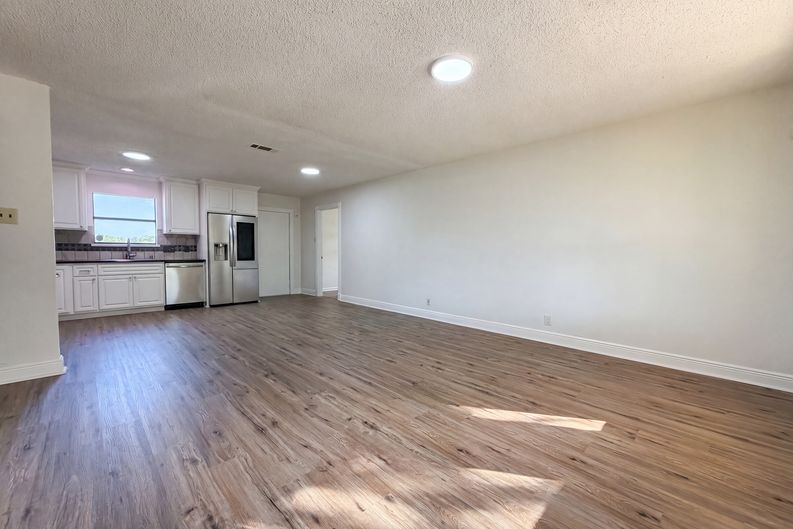 Photo 6 of 16 of 1308 Longhorn Dr, Floresville, TX