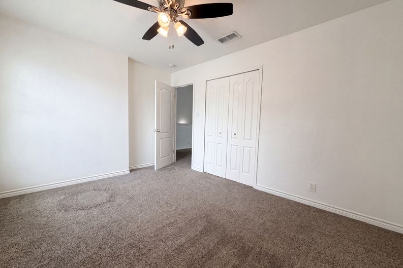 Photo 10 of 18 of 8423 Berry Knoll Dr, Universal City, TX