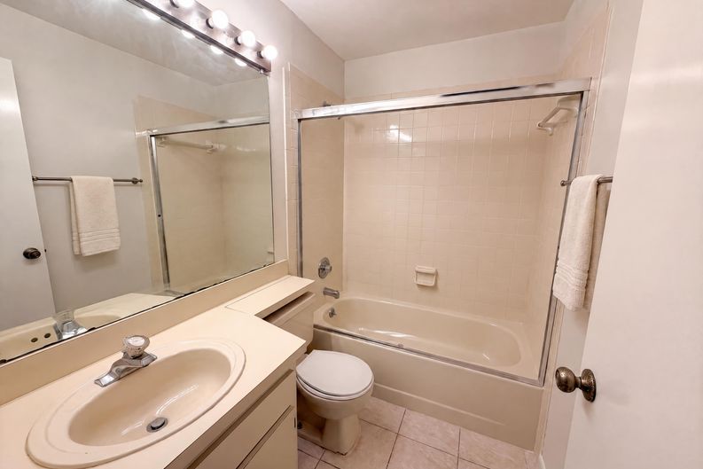Photo 11 of 18 of 8613 Cottonway Ln, Tampa, FL