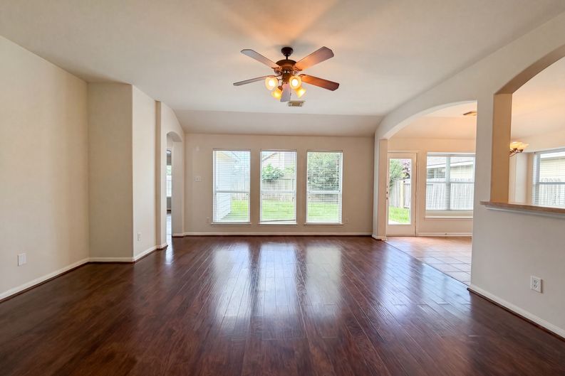 Photo 3 of 20 of 6843 Tammany Manor Ln, Spring, TX