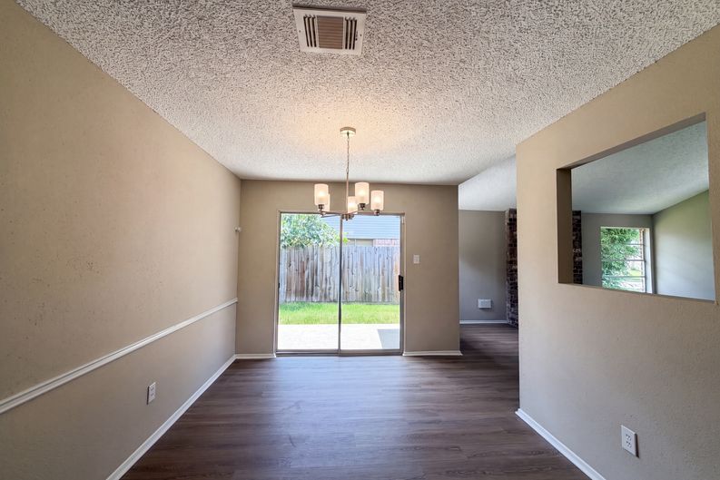 Photo 8 of 17 of 5602 Briarwood Forest Dr, Houston, TX