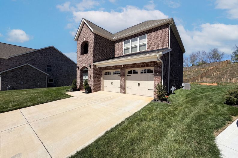 Photo 8 of 44 of 2714 Green Ash Ln, Knoxville, TN