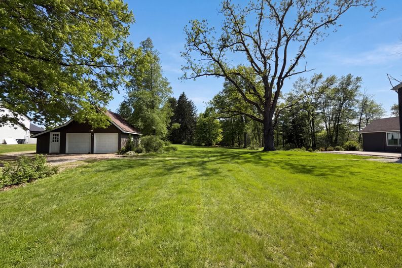 Photo 23 of 31 of 23691 Redfern Rd, Columbia Station, OH