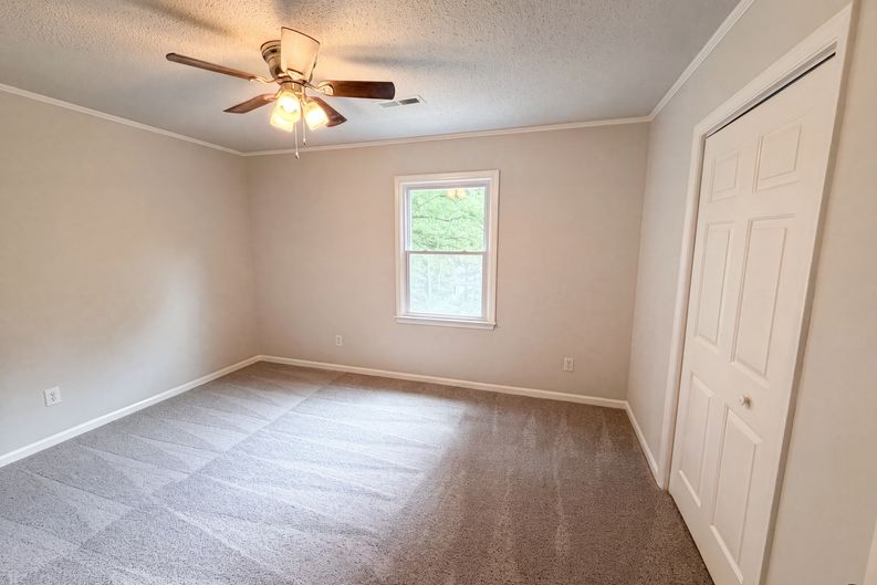 Photo 8 of 22 of 3029 Southampton Cir, Gastonia, NC