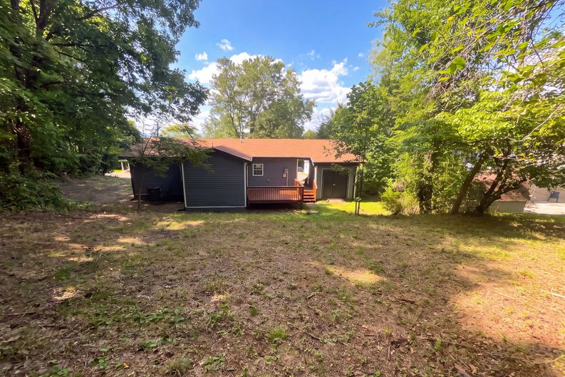 Photo 5 of 21 of 915 Kenham Pl, Lenoir, NC