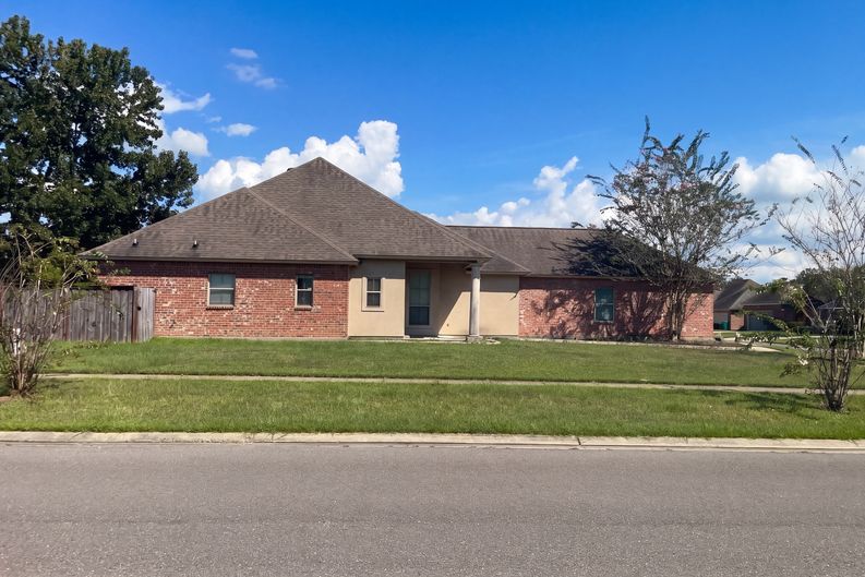 Photo 17 of 18 of 2621 Middletowne Dr, Zachary, LA