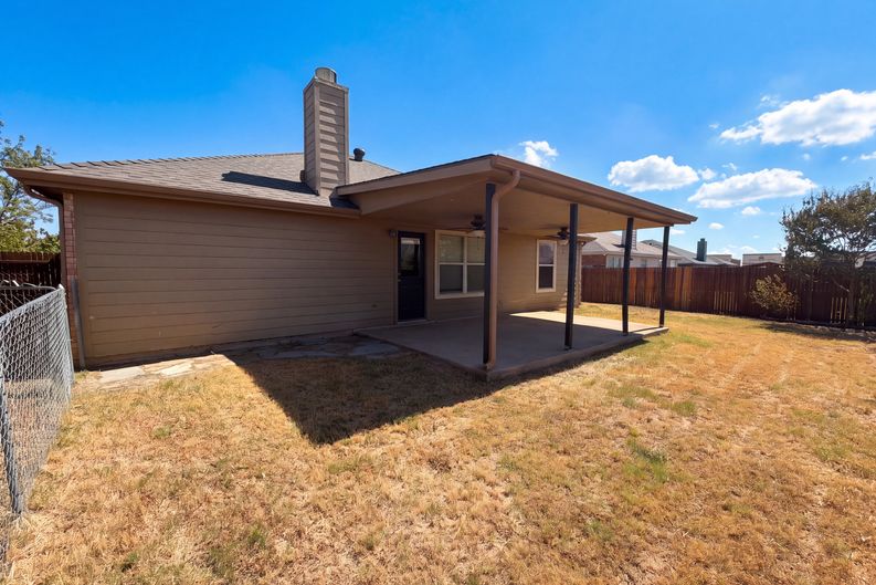 Photo 8 of 28 of 809 Canyon Cove Dr, Burleson, TX